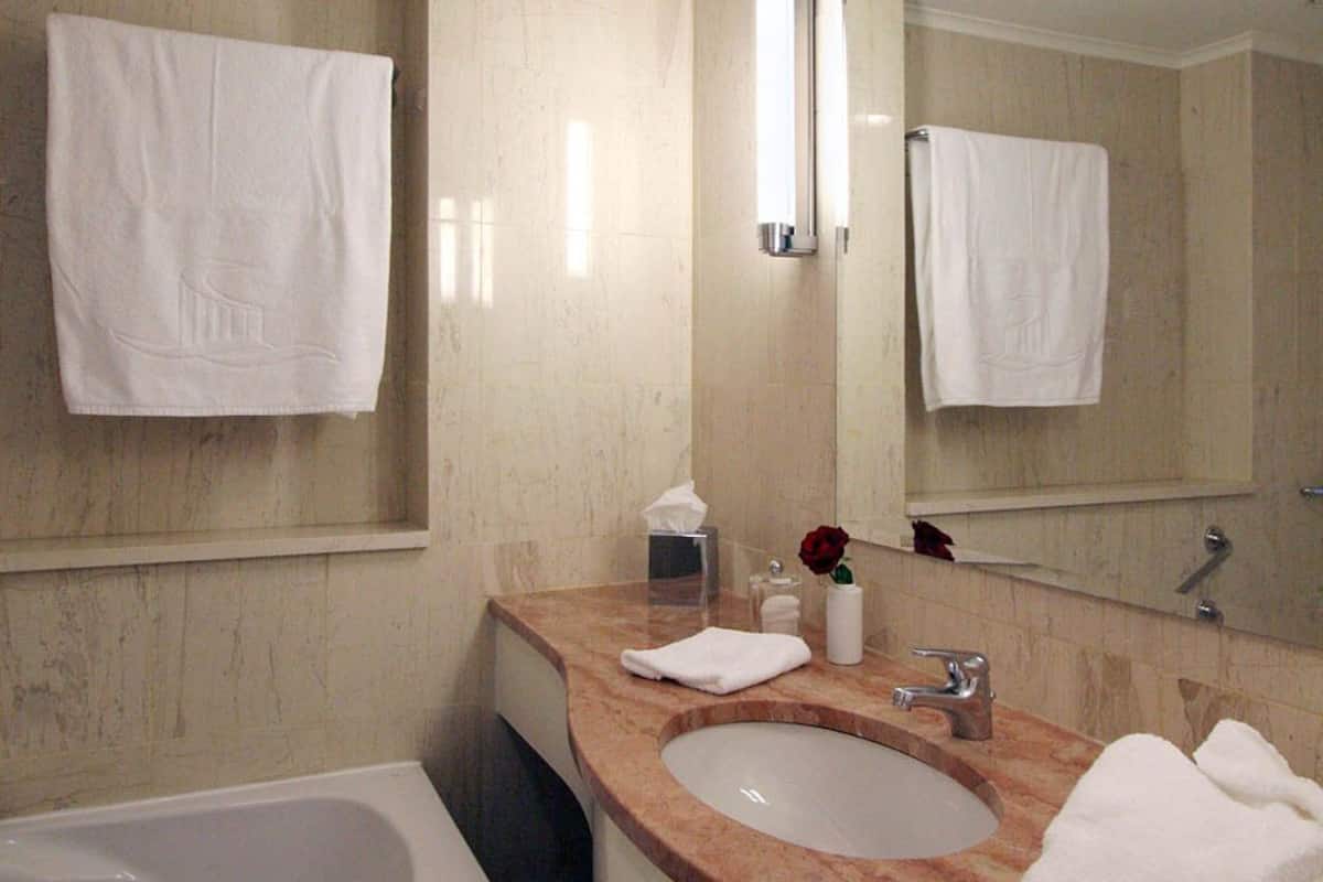 Deep soaking tub, free toiletries, hair dryer, slippers