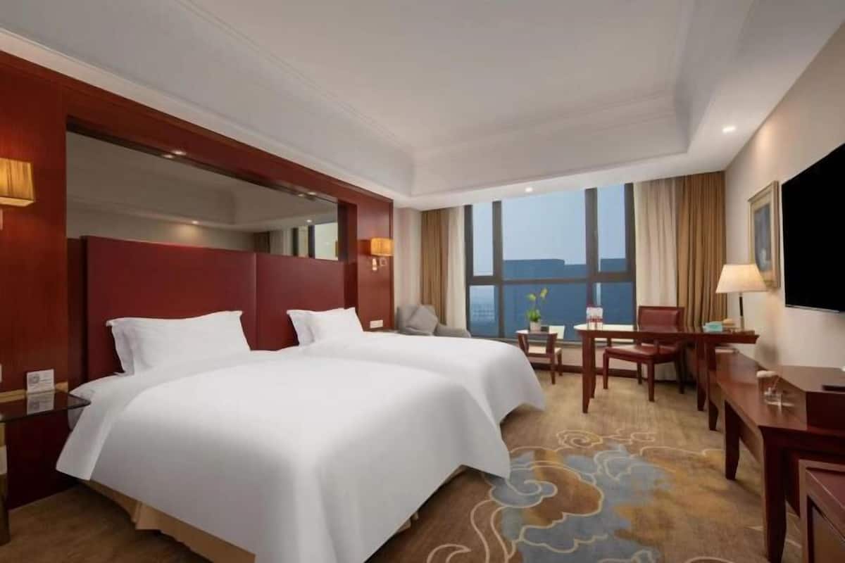 Premium bedding, down duvets, minibar, in-room safe