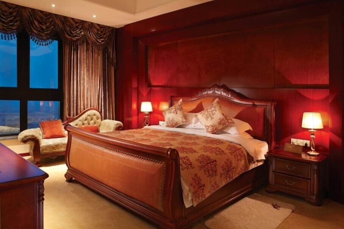 Premium bedding, down duvets, minibar, in-room safe