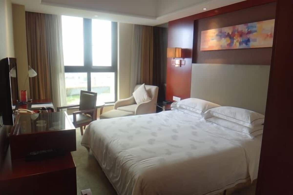 Premium bedding, down duvets, minibar, in-room safe