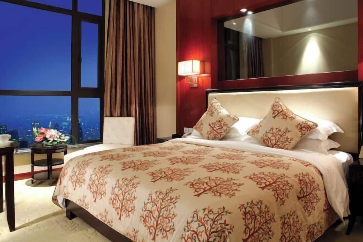 Premium bedding, down duvets, minibar, in-room safe