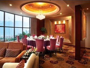 Breakfast, lunch and dinner served - Yuloon Hotel Shanghai (Shanghai)