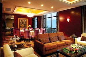 Breakfast, lunch and dinner served - Yuloon Hotel Shanghai (Shanghai)