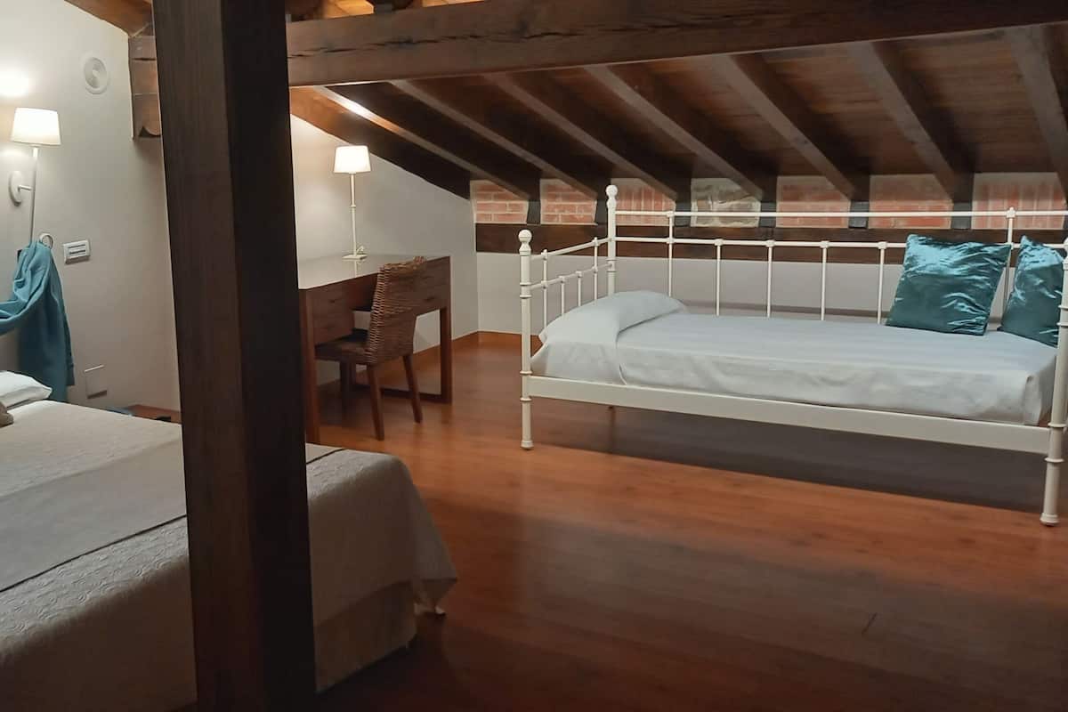 Een minibar, een kluis op de kamer, een bureau, gratis wifi