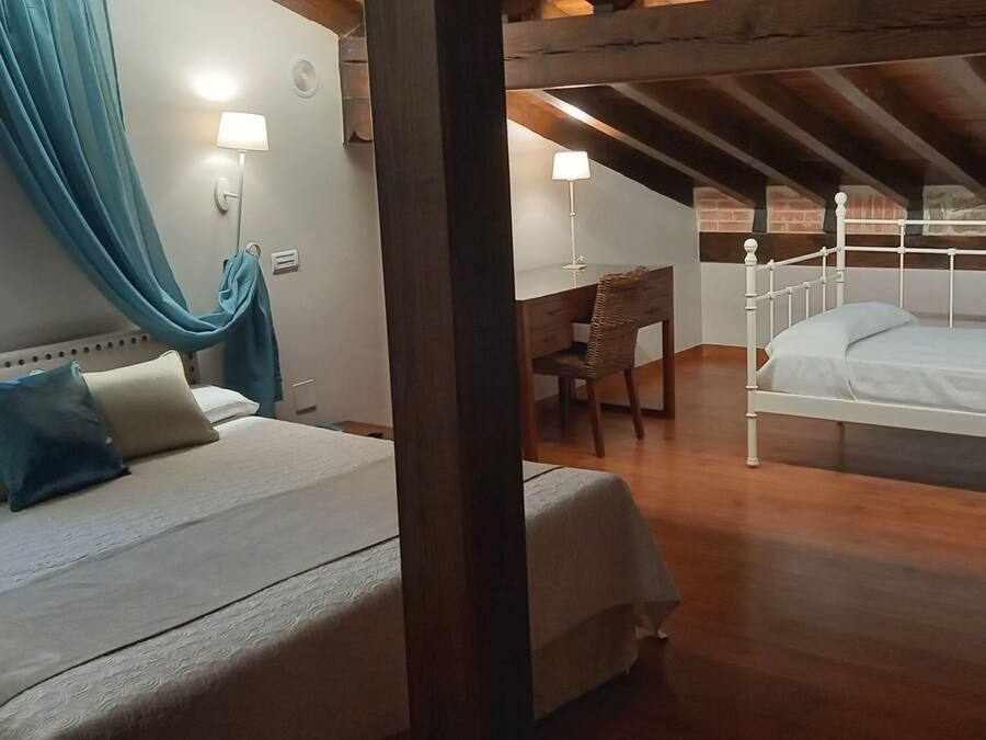 Minibaari, tallelokero huoneessa, työpöytä, ilmainen Wi-Fi