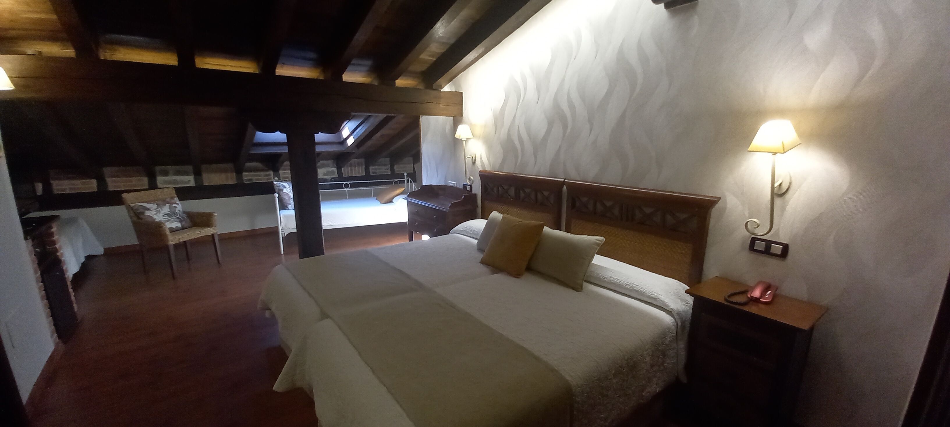 Minibar, caja fuerte, escritorio y wifi gratis