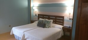 Minibar, in-room safe, desk, free WiFi - La Casona de Revolgo (Santillana del Mar)