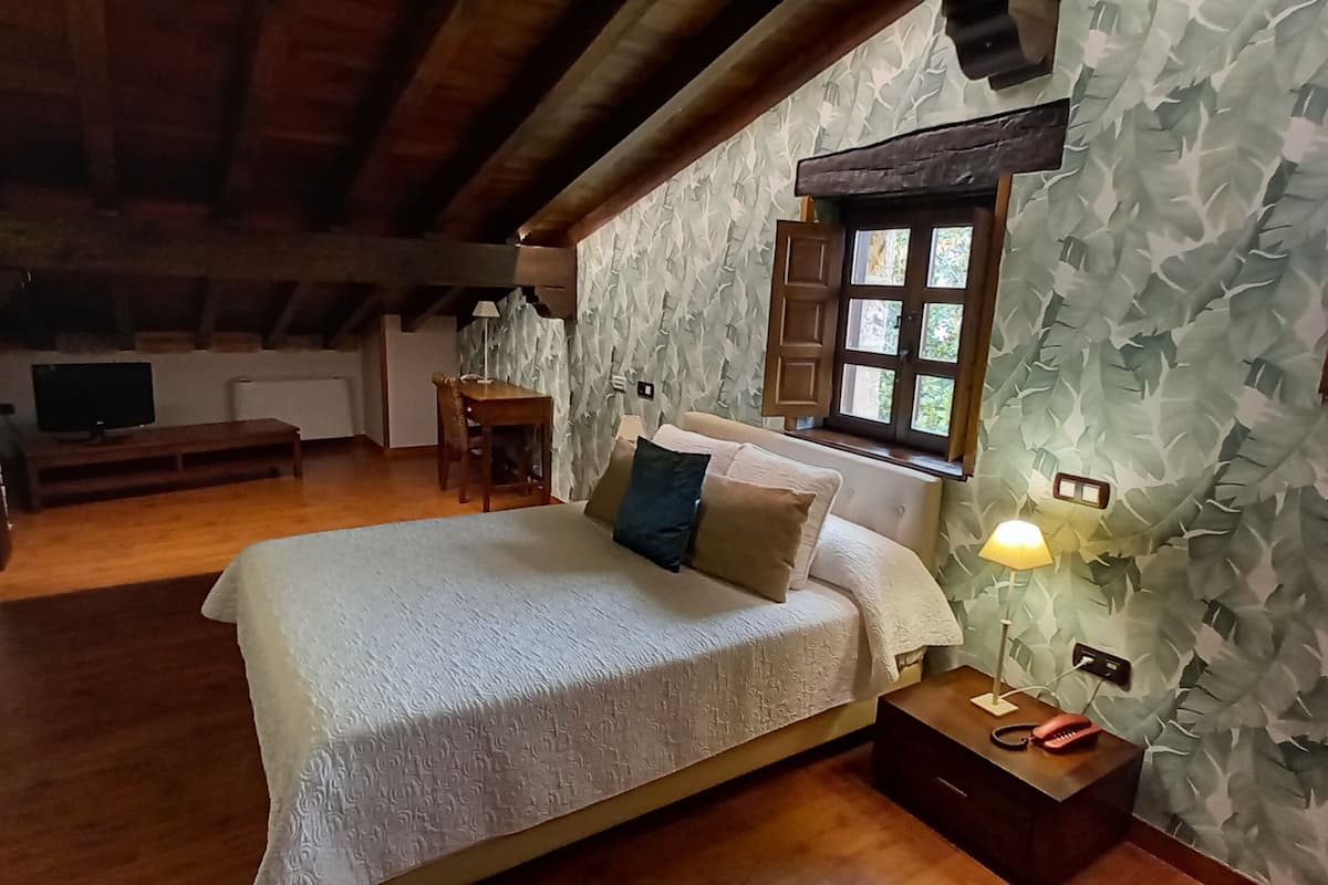 quadruple room, hot tub | 1 bedroom, minibar, in-room safe, desk