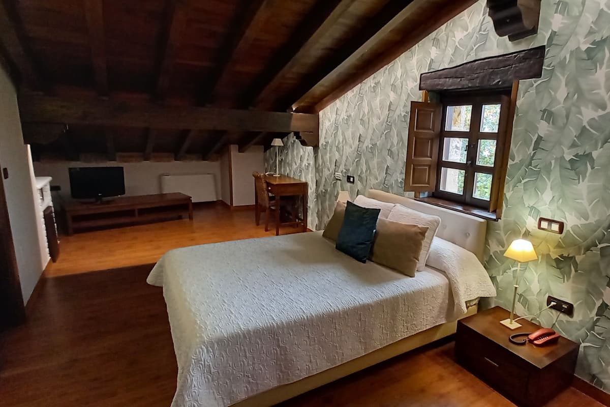 Habitación cuádruple, hidromasaje | Minibar, caja de seguridad en la habitación, escritorio y wifi gratis
