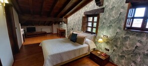 Habitación cuádruple, hidromasaje | Minibar, caja de seguridad en la habitación, escritorio y wifi gratis 