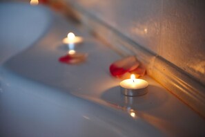 Combined shower/bathtub, jetted bath, free toiletries, hair dryer