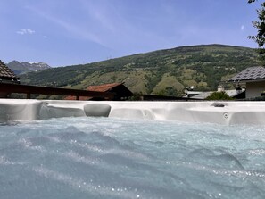 Chalet Confort, baño en la habitación, vista a la montaña | Tina de hidromasaje al aire libre