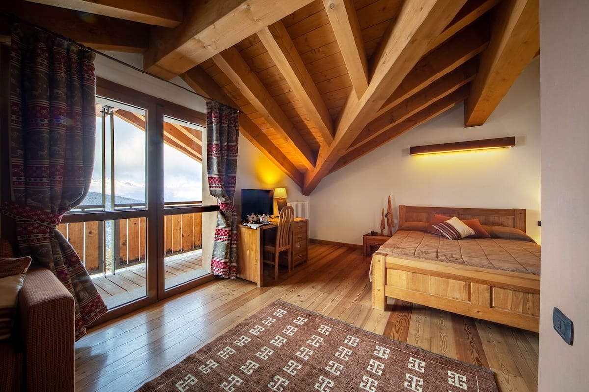 Junior Studio Suite, Garden View | 1 bedroom, in-room safe, desk, laptop workspace