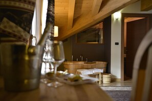 Junior studio suite, aan tuin | Een kluis op de kamer, een bureau, een laptopwerkplek