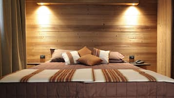 Standard Double Room Single Use | 1 bedroom, in-room safe, desk, laptop workspace