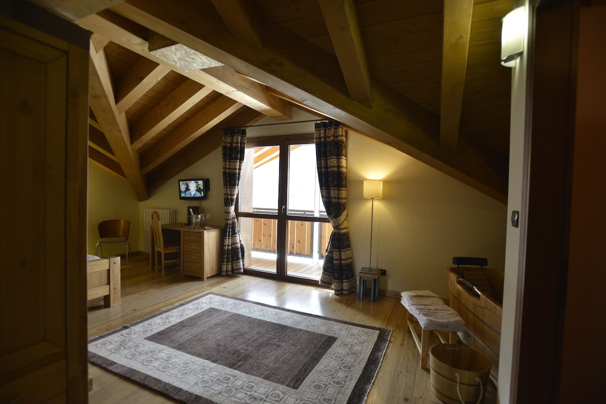 Junior Studio Suite, Garden Area | 1 bedroom, in-room safe, desk, laptop workspace