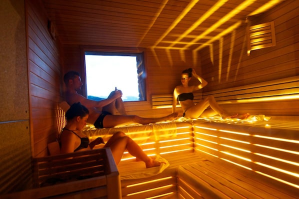 Couples treatment room(s), sauna, hot tub, steam room