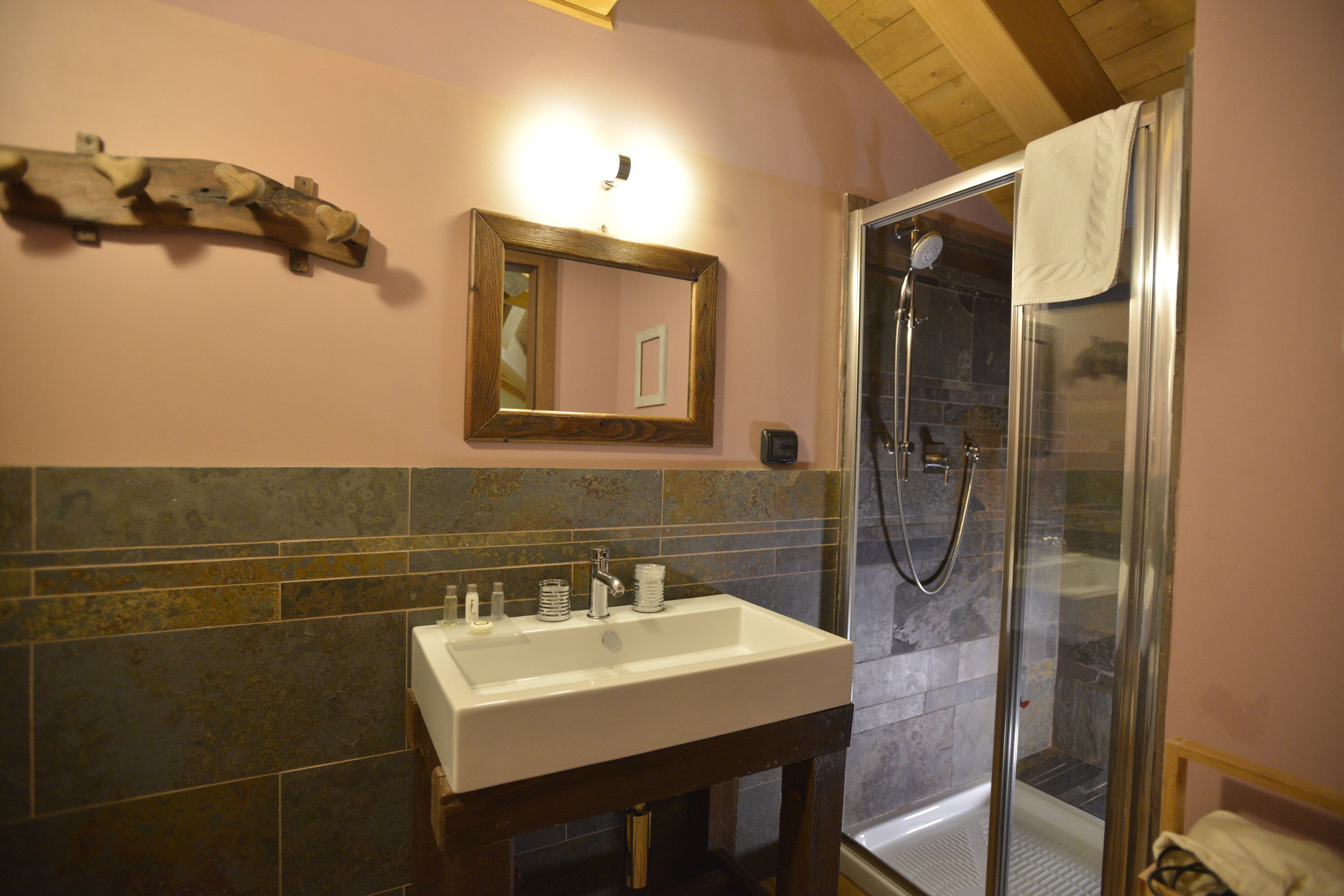 junior studio suite, garden view | bathroom | free toiletries, hair dryer, bidet, towels