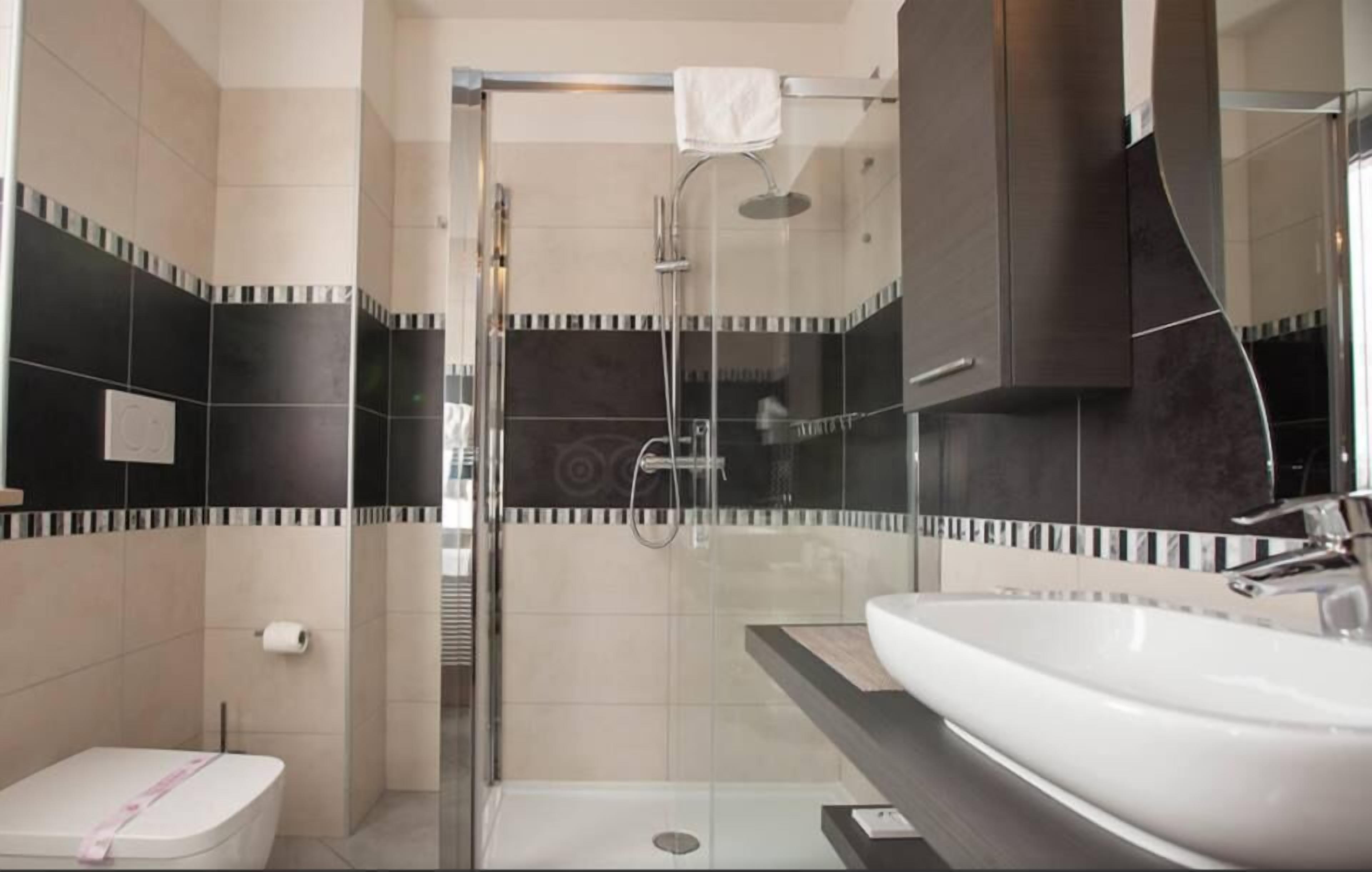 double room | bathroom | shower, free toiletries, hair dryer, bidet