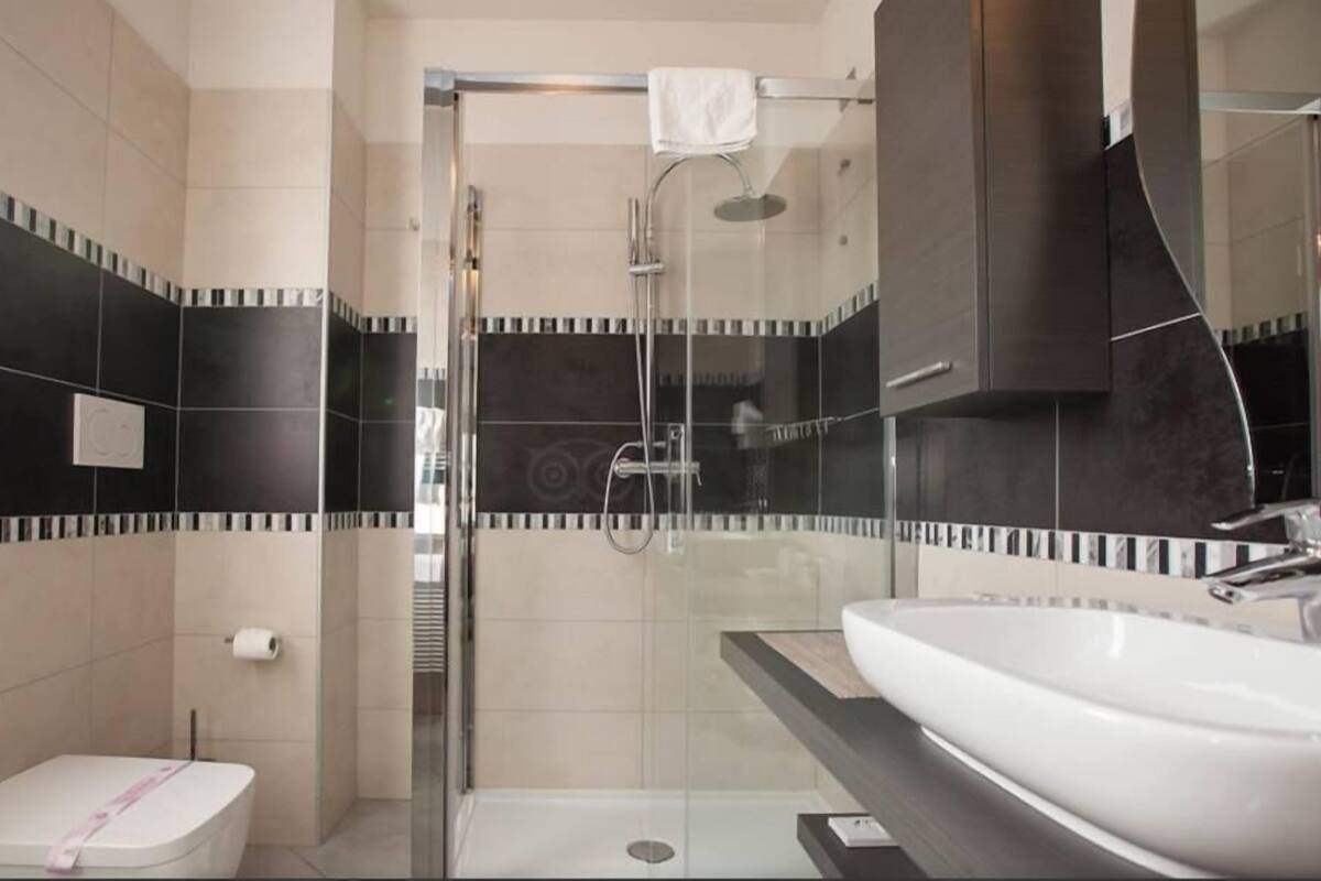 double room | bathroom | shower, free toiletries, hair dryer, bidet
