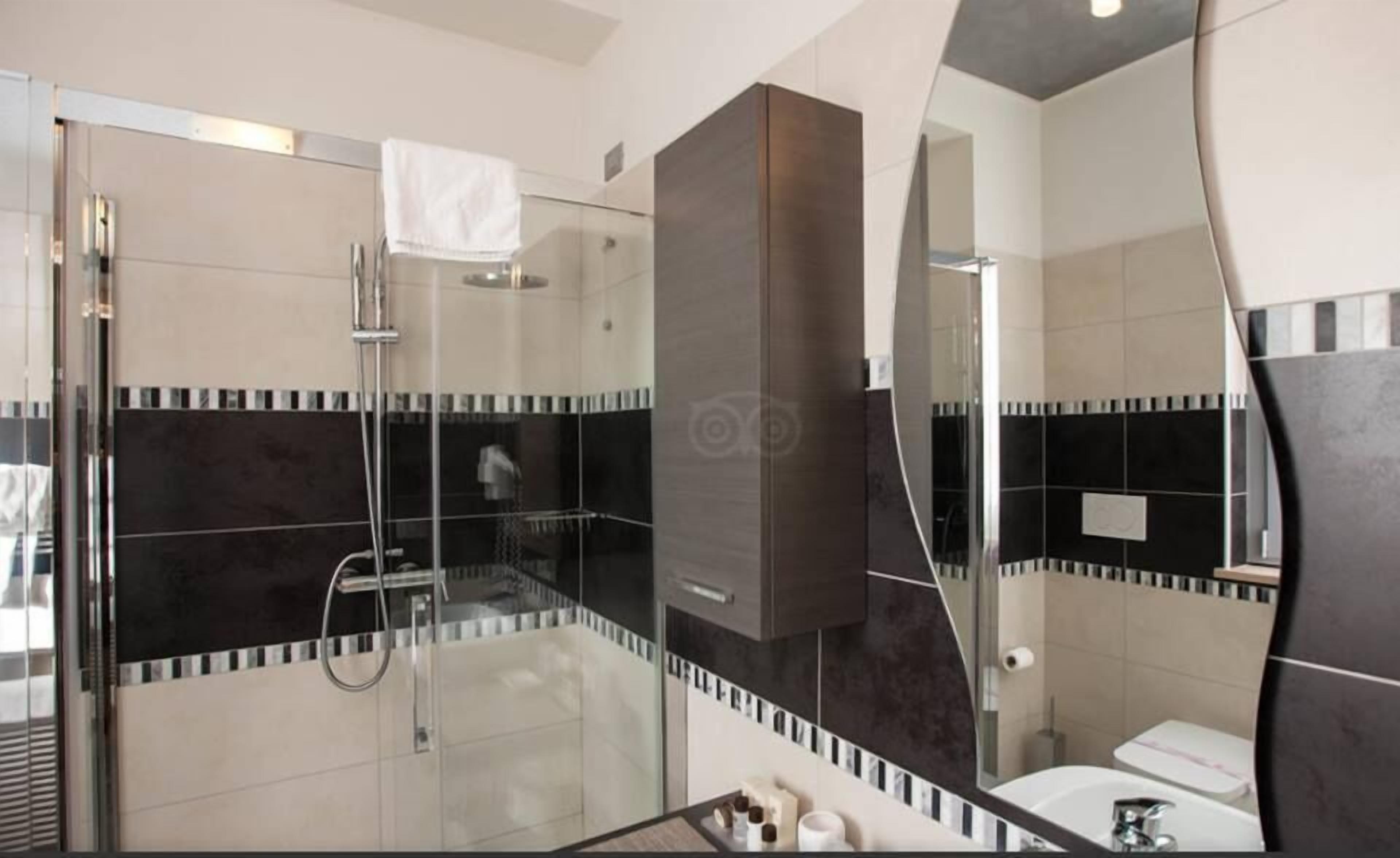 shower, free toiletries, hair dryer, bidet