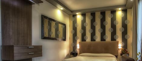 高档床上用品、迷你吧、客房内保险箱、办公桌