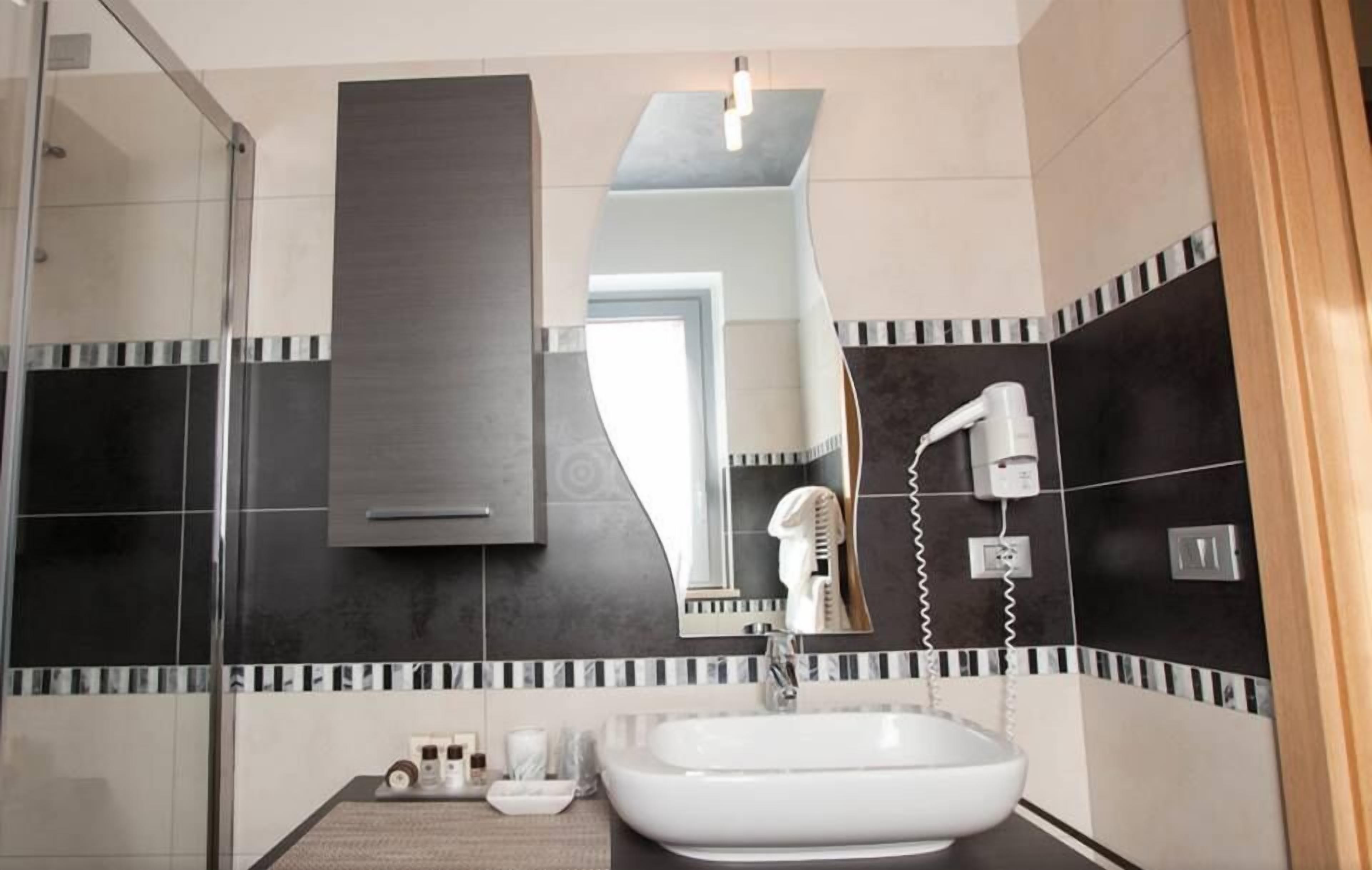 shower, free toiletries, hair dryer, bidet