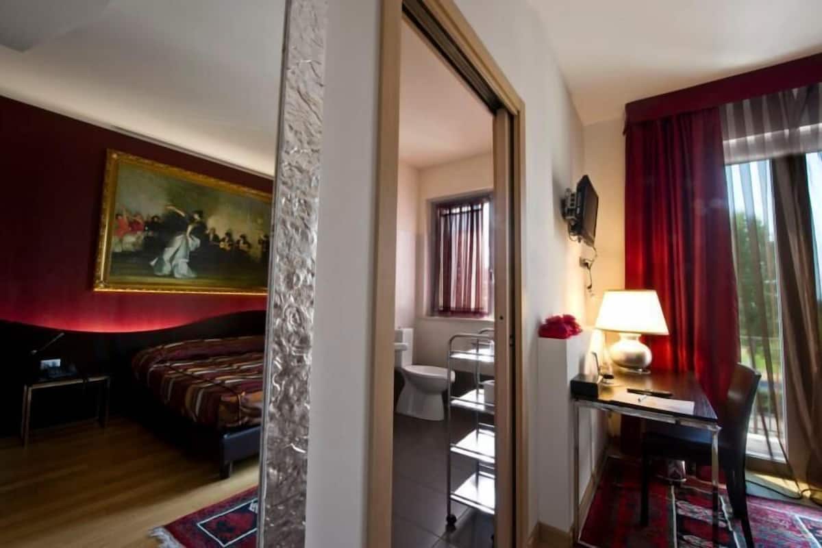 Hochwertige Bettwaren, Minibar, Zimmersafe, Schreibtisch