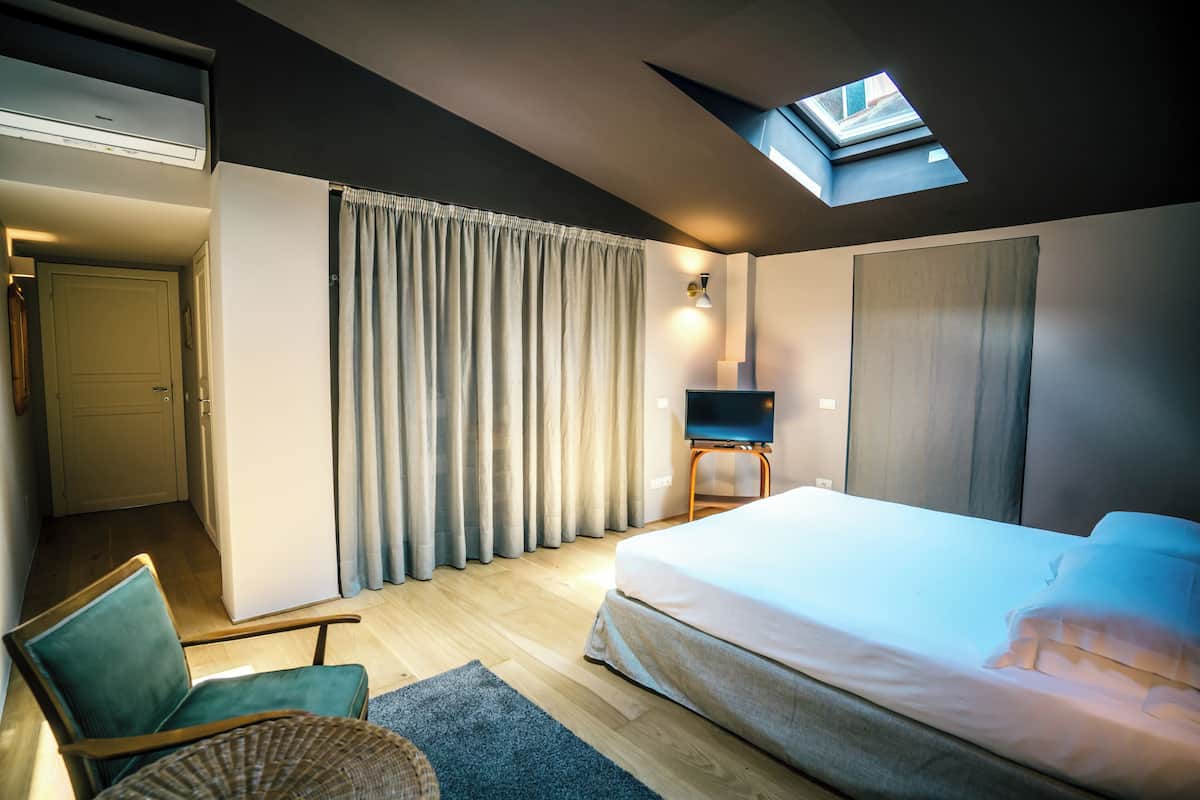 Economy Room | Premium bedding, down duvets, in-room safe, blackout curtains