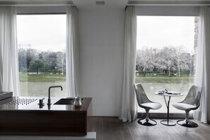 Premium bedding, down comforters, in-room safe, blackout drapes - Riva Lofts Florence (Florence)