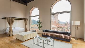 Suite | Premium bedding, down comforters, in-room safe, blackout drapes