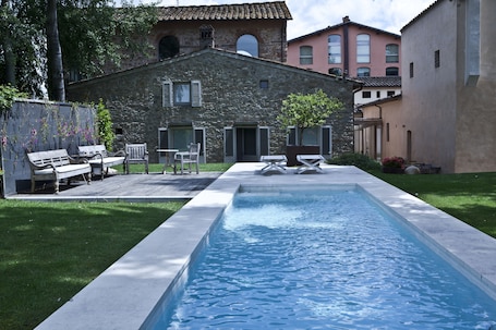 Una piscina al aire libre de temporada