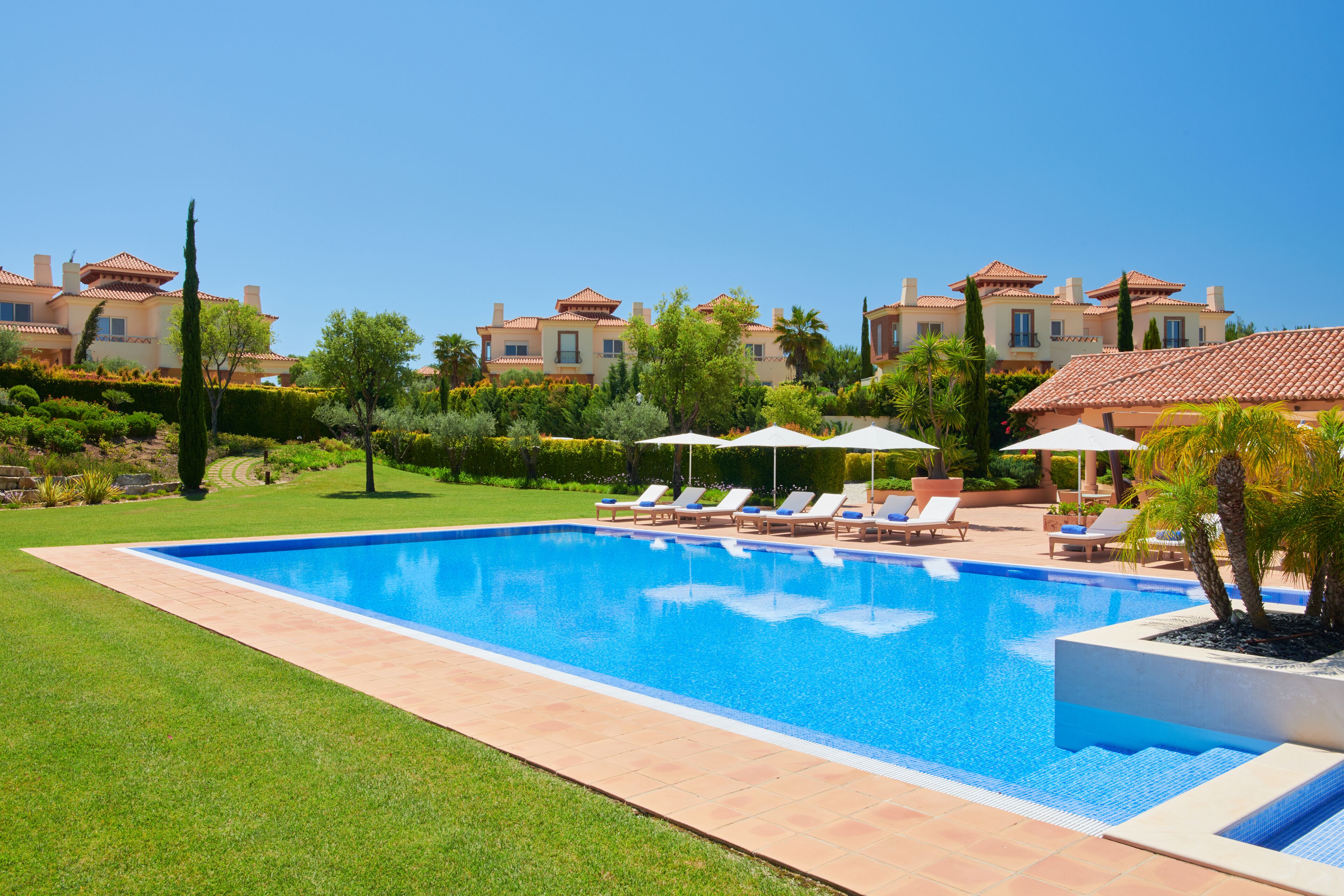 Outdoor pool, pool umbrellas, sun loungers