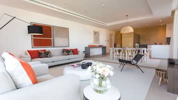 40-inch flat-screen TV with cable channels, TV, fireplace