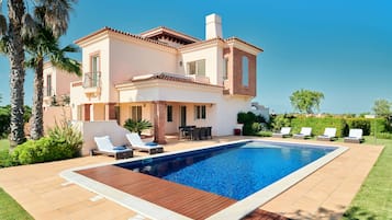 Villa Deluxe, 3 habitaciones, alberca privada | 1 habitación, caja de seguridad en la habitación y escritorio