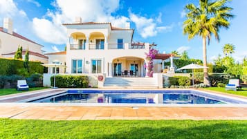 Deluxe villa, 4 slaapkamers, privézwembad | 1 slaapkamer, een kluis op de kamer, een bureau