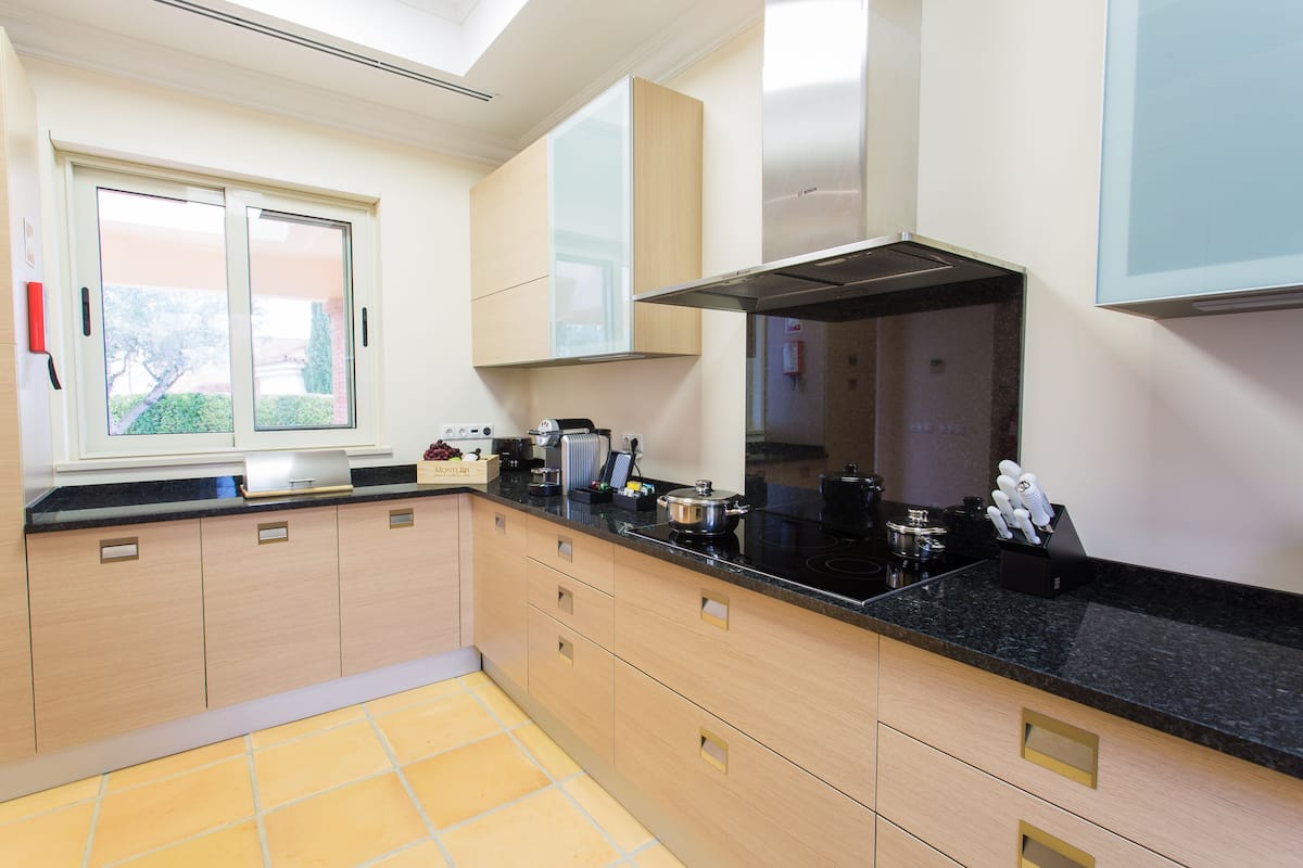 full-sized fridge, microwave, oven, dishwasher