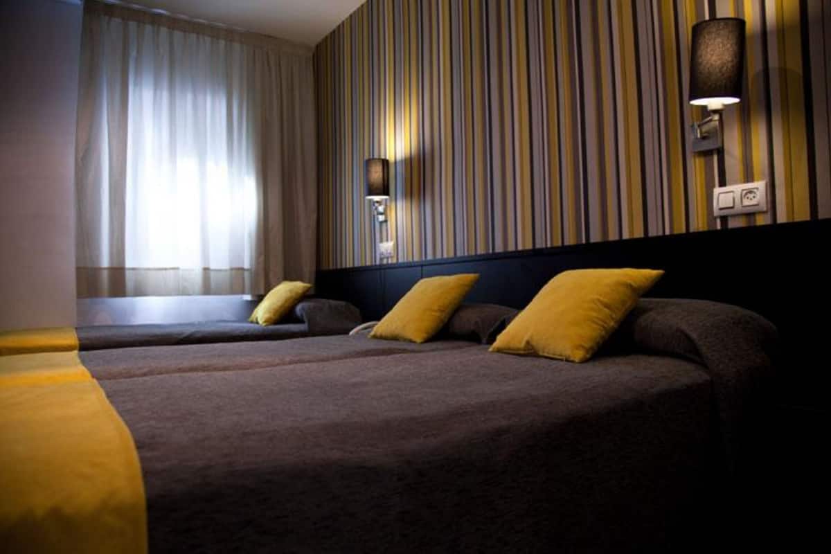 Triple Room | In-room safe, soundproofing, iron/ironing board (on request)