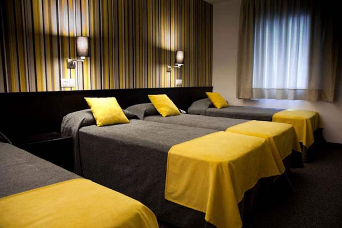 Quadruple Room | In-room safe, soundproofing, iron/ironing board (on request)
