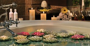 Sauna, hot tub, steam room, body treatments, aromatherapy, body wraps