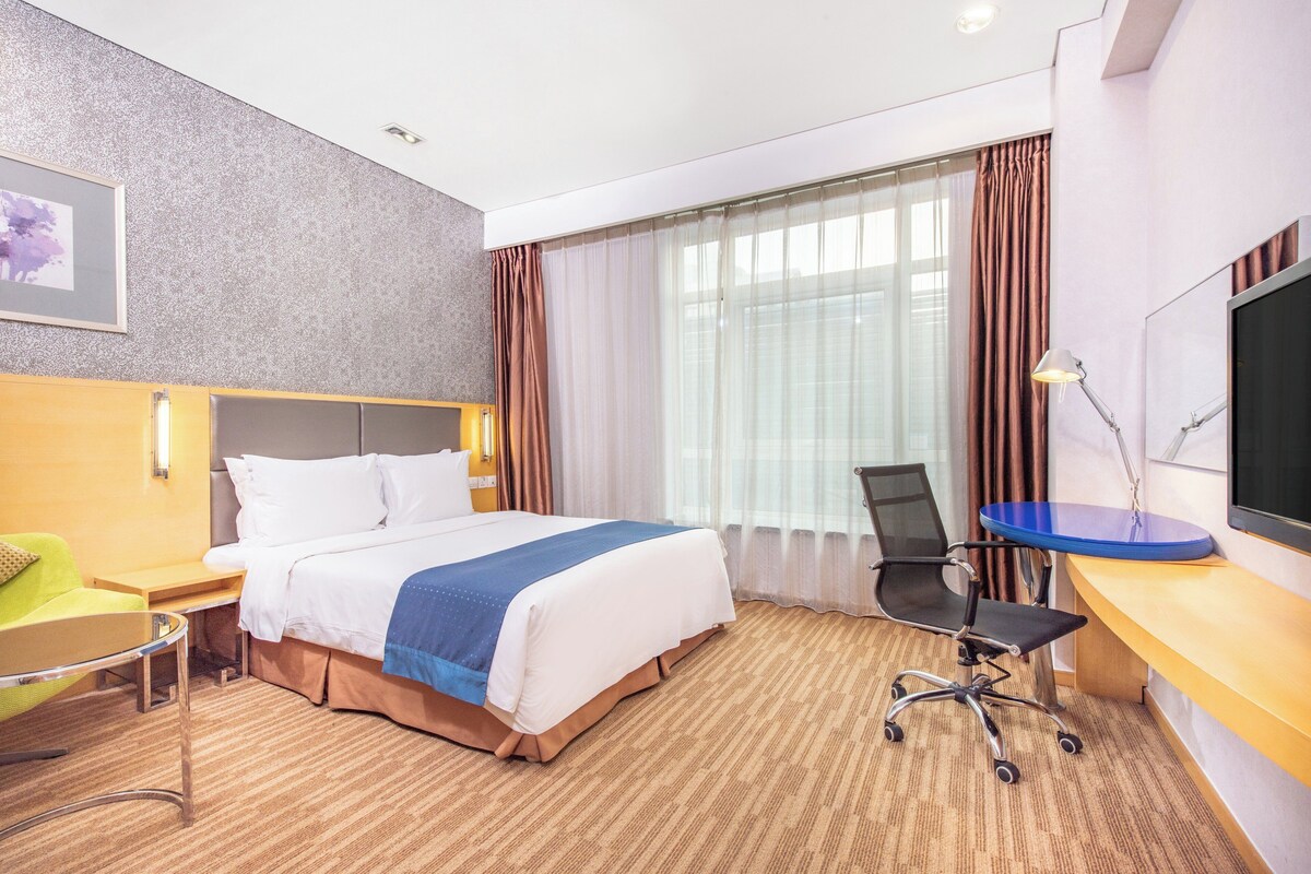 Quarto, 1 cama Queen, acessível | Roupas de cama premium, frigobar, cofres nos quartos, escrivaninha