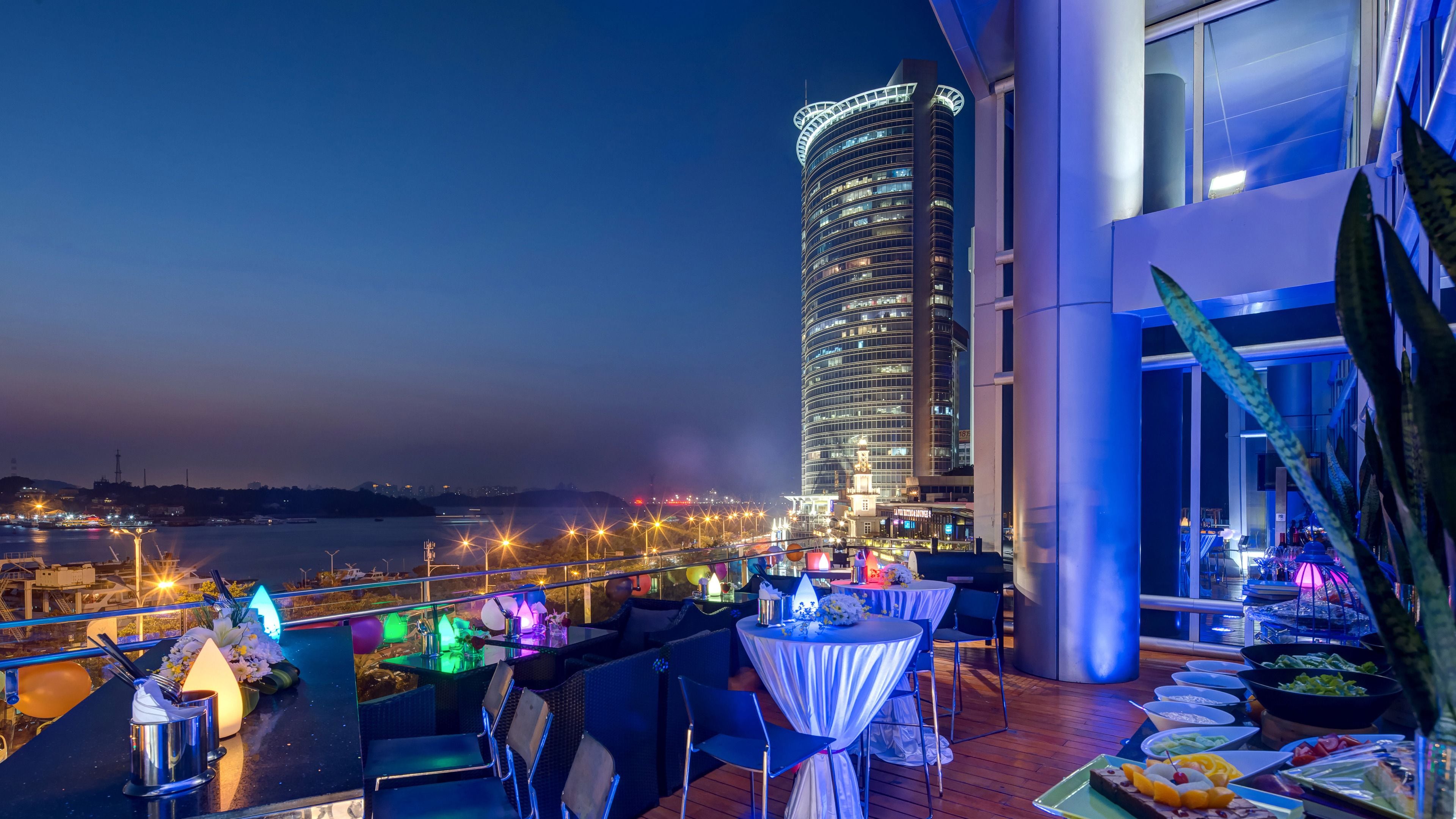 breakfast, lunch and dinner served