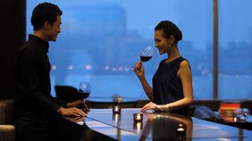 Una pareja sentada en una mesa con vista a la ciudad.