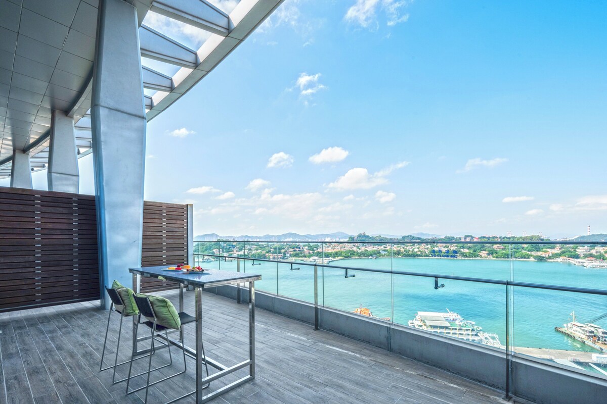 Premium kamer, 1 kingsize bed, balkon, uitzicht op zee | Een kluis op de kamer, een bureau, een laptopwerkplek