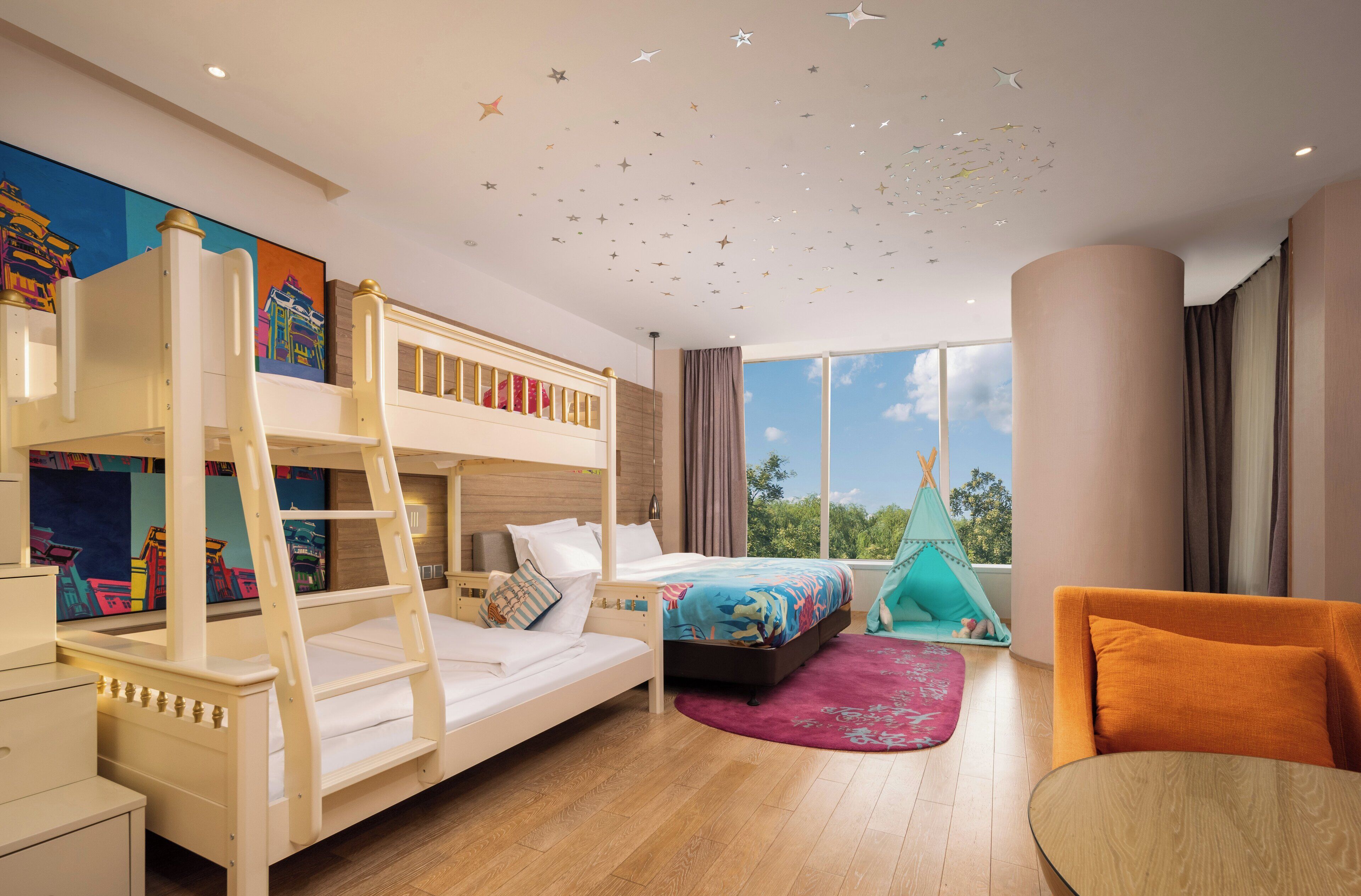 Quarto com beliches, janela com vista, uma tenda e uma cadeira.