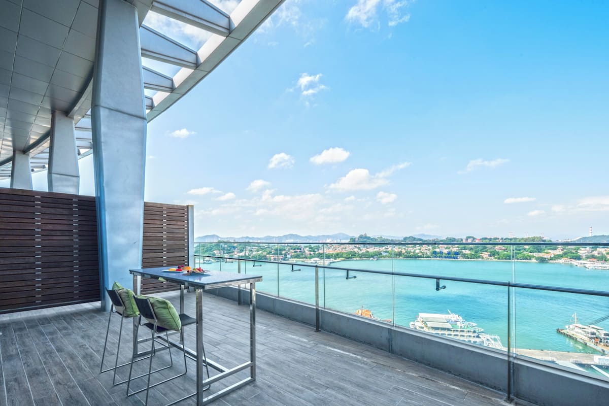 Habitación Premium, 1 cama de matrimonio grande, balcón, vistas al mar | Caja fuerte, escritorio, espacio para trabajar con un portátil