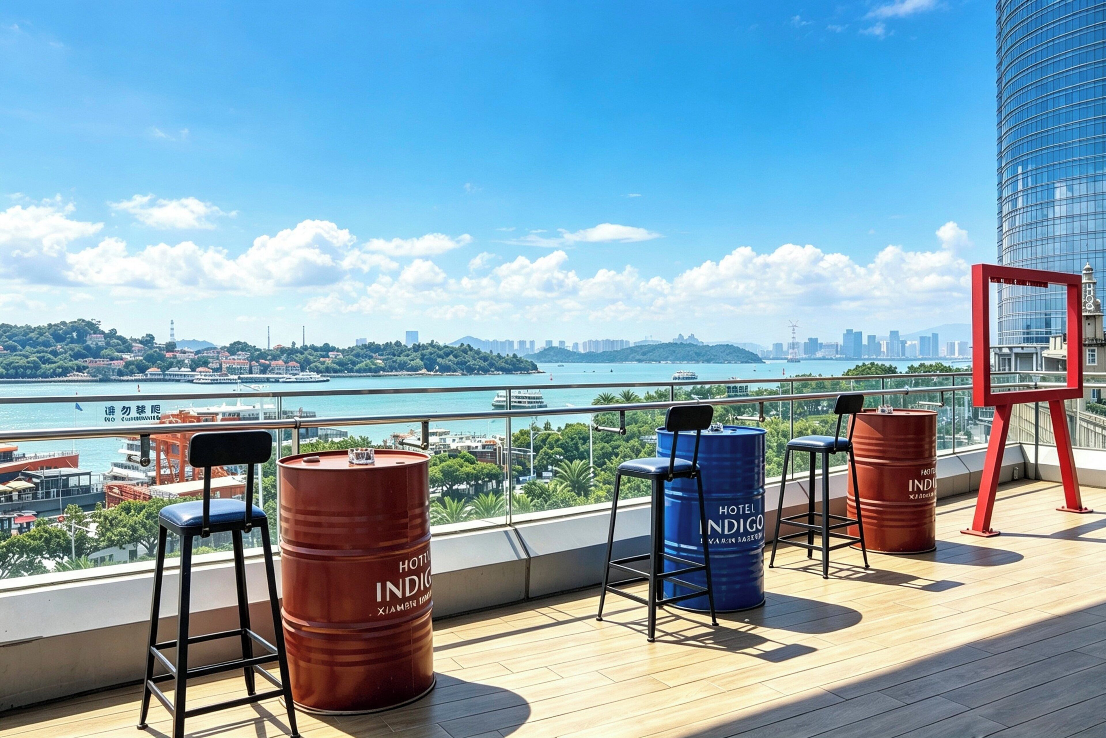 Una terraza en la azotea con vistas a un horizonte urbano y una masa de agua.
