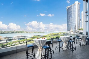 Bar (on property) - Hotel Indigo Xiamen Harbour by IHG (Xiamen)