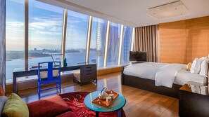 Caja de seguridad en la habitación y escritorio