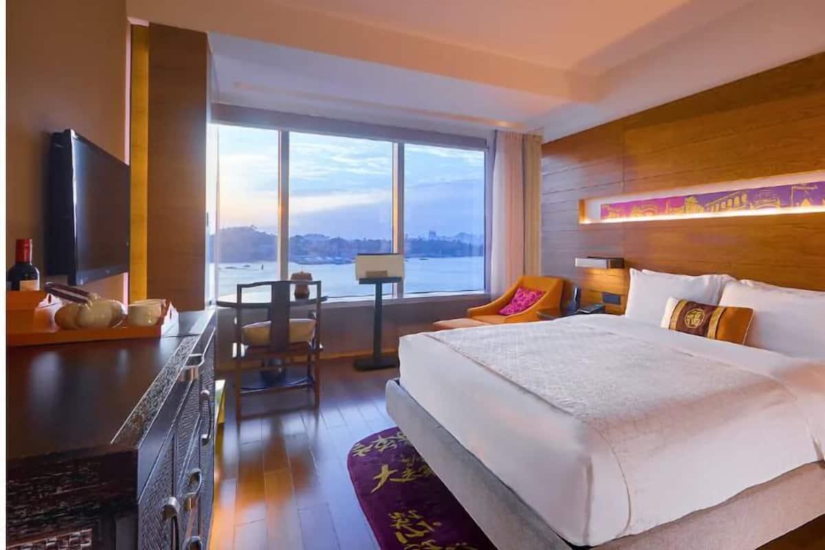 Habitación estándar, 1 cama de matrimonio grande, vistas al mar | Caja fuerte, escritorio, espacio para trabajar con un portátil
